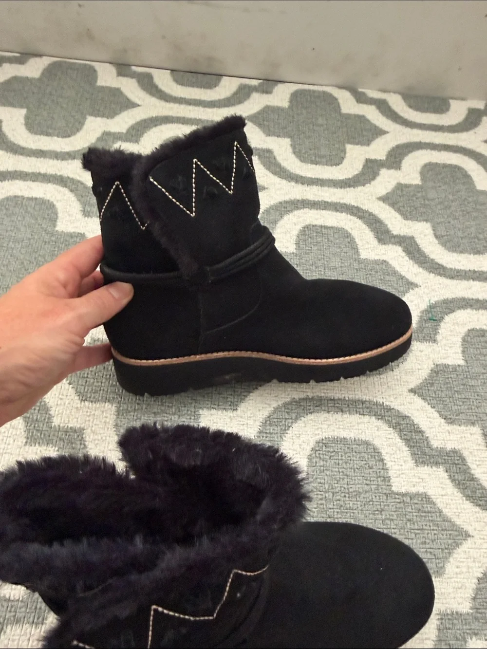 NEW Jack Rogers women’s 5 or big girls 3-3.5 black suede faux fur pompom boots